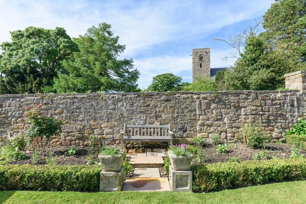 10 Bed Stunning House In Village, With Hot Tub Ovingham Exterior photo